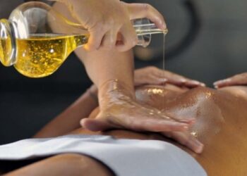 Vivência Integrativa Ayurveda de abril trouxe massagem Abhyanga aos participantes