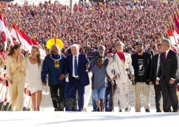 Lula toma posse e sobe a rampa: dezenas de milhares acompanham cerimônia em Brasília