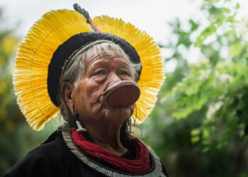 Raoni lança autobiografia e faz alerta sobre a Amazônia em “Memórias do Cacique”