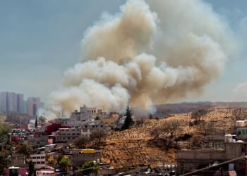 Moradores de Barueri denunciam fumaça e forte odor da CSN Cimentos, além de crises respiratórias